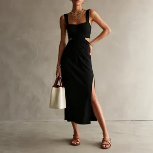 Elegante abito midi nero arricciato con ritagli laterali e spacco alto per l'estate