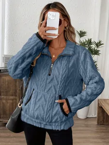 Détail d'un sweat-shirt en polaire jacquard bleu avec une demi-fermeture éclair