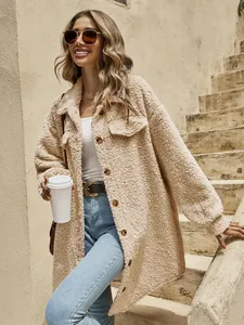 Vista de estilo de vida de modelo con una chaqueta sherpa larga beige con botones.