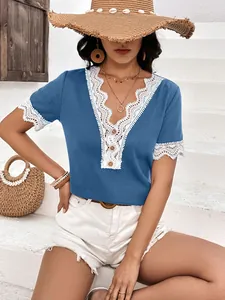 Elegante top blu in maglia a nido d'ape con scollo a V e pizzo bianco da donna