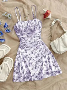 Piatto di un abito a fiori viola francese con eleganti accessori per le vacanze estive