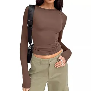 Camiseta de manga larga ajustada en color marrón con cuello redondo para mujer