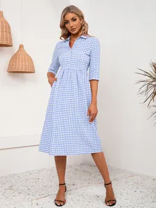Vista detallada del vestido camisero midi de cuadros azules con cuello y bolsillos.