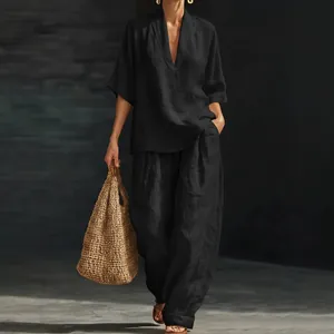 Elegante set da donna con top nero a scollo a V e pantaloni larghi a gamba larga