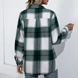 Chaqueta de camisa de franela a cuadros verde y blanco para mujer, vista trasera
