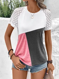 Detail eines Damen-Sommer-T-Shirts mit Farbmuster, eleganten Spitzenärmeln und Rundhals