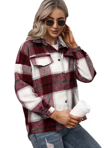 Detail van oversized geruite overhemdjas met zachte flanelstructuur en borstzakken