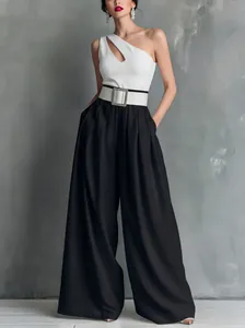 Detailansicht: elegantes weißes One-Shoulder-Top und schwarze Hose mit hohem Bund
