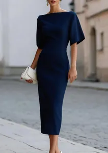 Elegante abito longuette blu scuro aderente con scollo a barchetta da donna
