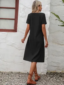 Vue arrière d'une robe d'été décontractée en coton et lin noir à manches courtes et coupe ample