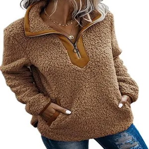 Gros plan d'un sweat-shirt en polaire marron avec demi-fermeture éclair