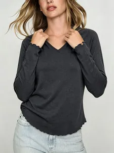 Détail d'un t-shirt gris anthracite à col en V avec poignets à bords festonnés et coupe ajustée