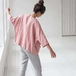 Vue arrière d'une blouse ample en coton et lin rose, montrant sa coupe décontractée et douce