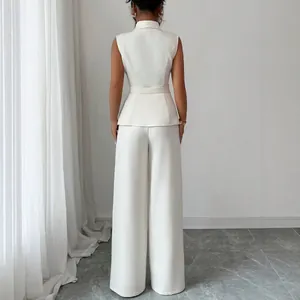 Elegante completo bianco due pezzi con gilet senza maniche e pantaloni a gamba larga