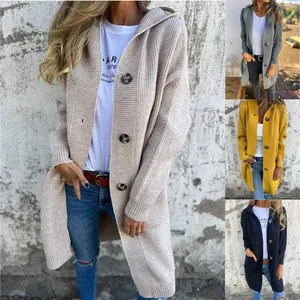 Dettaglio del cardigan in maglia con cappuccio media lunghezza da donna in vari colori.