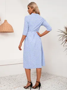 Vista trasera de un vestido camisero informal a cuadros azules y blancos con mangas 3/4