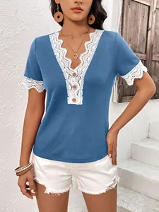 Dettaglio del top blu in maglia a nido d'ape con bordo in pizzo bianco e bottoni