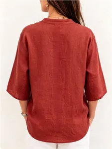 Vista trasera de una blusa de lino color óxido transpirable con medias mangas y ajuste holgado