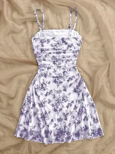 Abito a fiori stile francese con stampa viola e silhouette a trapezio snellente.