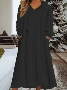 Vue détaillée d'une robe d'intérieur ample en polaire à capuche pour femme, noir uni