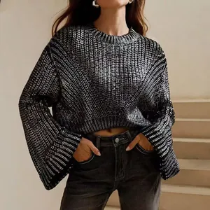 Eleganter silberner Metallstrickpullover mit Oversize-Passform und Rundhalsausschnitt