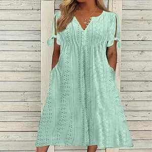 Robe midi vert menthe avec col en V, broderie anglaise, boutons et taille haute