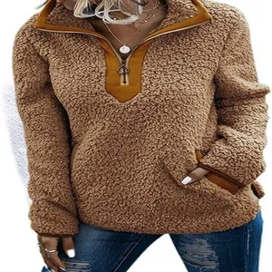 Détail du sweat à capuche en polaire sherpa marron avec demi-fermeture éclair et anneau