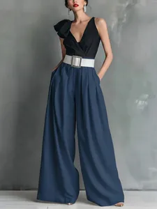 Elegante marineblaue Hose mit hoher Taille und weitem Bein, schwarzem Top und weißem Gürtel