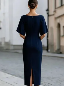 Vista posteriore di un elegante abito midi blu navy con vestibilità slim e spacco