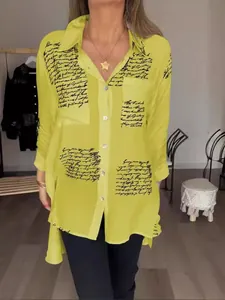 Stilvolles gelbes Damen-Langarmshirt mit Schwalbenschwanz-Saum und schwarzem Schriftdruck