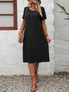 Vue détaillée de la robe noire en coton et lin montrant la texture du tissu et la coupe