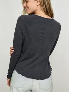 Vue arrière du T-shirt gris anthracite à manches raglan et ourlet ondulé délicat.