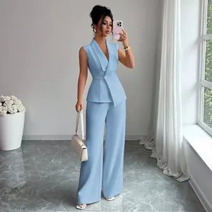 Elegante completo due pezzi donna con gilet senza maniche azzurro e pantaloni a gamba larga