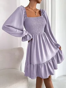 Elegante lavendel Franse jurk met vierkante hals, gesmokt lijfje en een ruisende zoom