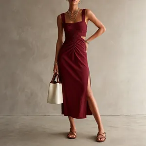 Elegante abito midi bordeaux arricciato con ritagli laterali e spacco alto per le vacanze.