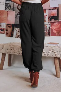 Achteraanzicht van comfortabele zwarte effen rayon harembroek met een elastische taille