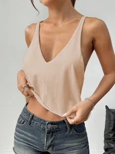 Primo piano di una canotta da donna in maglia beige con scollo a V per l'estate.