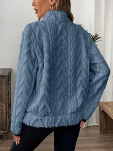 Vue arrière détaillée d'un sweat en polaire bleue avec motif à chevrons