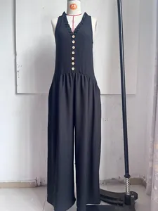 Schicker schwarzer Bohemian-Jumpsuit mit V-Ausschnitt, weitem Bein und Faltenstoff-Details.