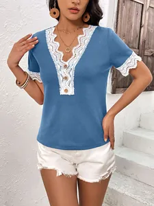 Dettaglio di un top blu in maglia a nido d'ape con bordo in pizzo bianco e scollo a V.