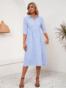 Vestido camisero midi de cuadros azules y blancos con media manga y cuello abotonado