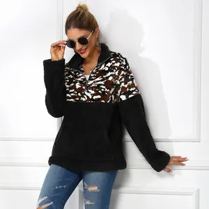 Fleece-Sweatshirt für Damen mit 1/4-Reißverschluss, Camo-Patchwork und Stehkragen.