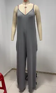 Combinaison grise côtelée à jambes larges sur mannequin pour des détails de mode d'été