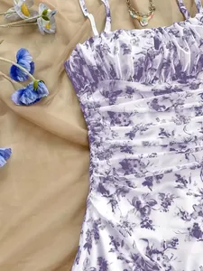 Dettaglio di un vestito a fiori francese con stampa viola e vita arricciata estiva