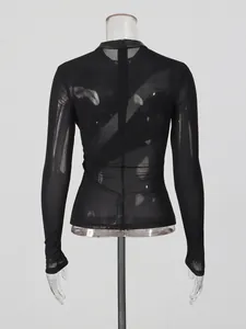 Vista posteriore di un top sexy in mesh nero a maniche lunghe con cerniera sottile.