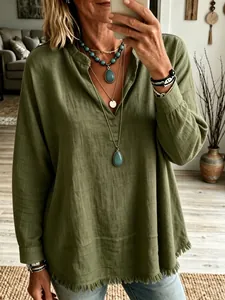 Blouse décontractée verte olive à manches longues pour femme avec col V et ourlet effiloché.