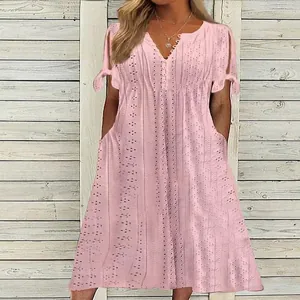 Robe rose pour femme avec col en V, broderie anglaise délicate et manches volantées chic