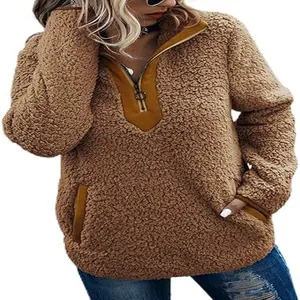 Gros plan d'un pull en polaire teddy marron confortable avec un détail demi-zip élégant