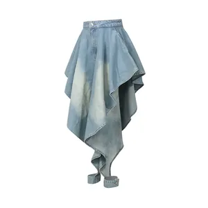 Vue détaillée du design unique à volants asymétriques sur ce jean délavé clair