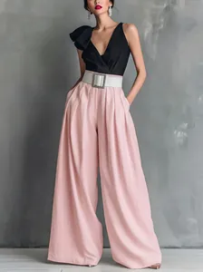 Elegantes schwarzes V-Ausschnitt-Oberteil kombiniert mit einer modischen rosa Weithose